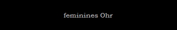 feminines Ohr